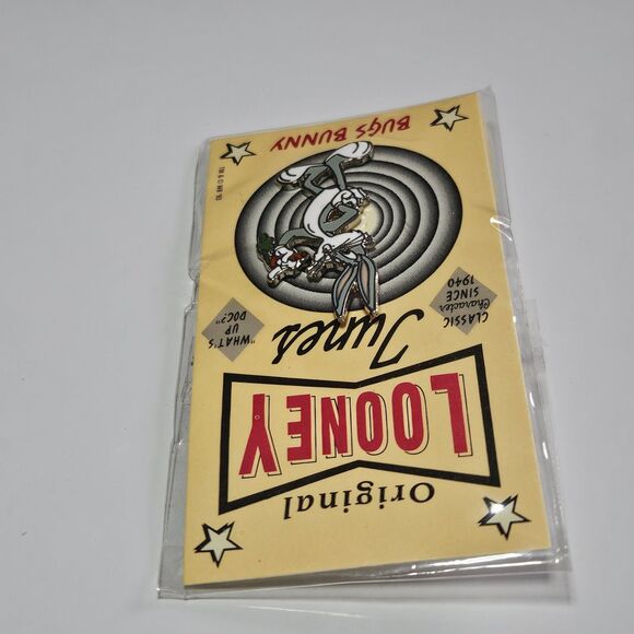 *Sale* Looney Tunes Lapel Pin Bugs Bunny 1993 Warner Brothers Eating Carrot - Picture 8 of 10